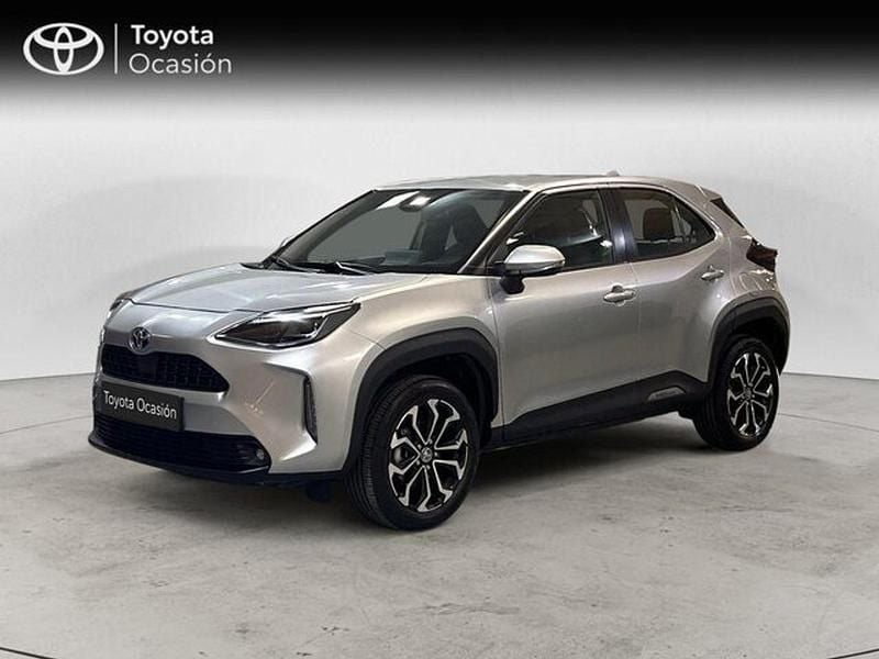 Gris / plata Usado 2024 Toyota Yaris Hybrid Active SUV | 26.450 € (Precio justo) - Imagen 1/4