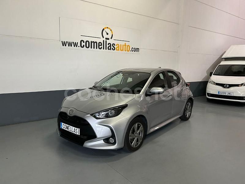 Gris / plata Usado 2024 Toyota Yaris Hybrid Active Berlina | 20.990 € (Precio justo) - Imagen 1/4