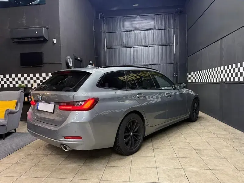 Usado BMW 318 Shadowline 150 CV (110 kW) 2023 Gris / plata Familiar