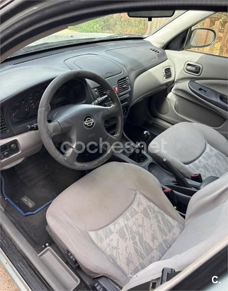 Usado Nissan Almera Comfort 90 CV (66 kW) 2001 Gris / plata Berlina
