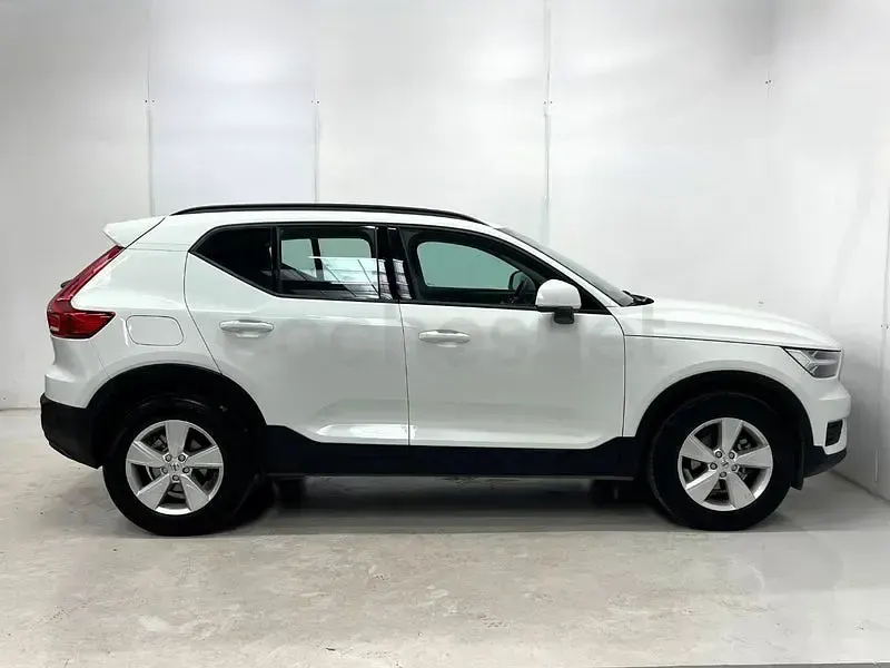 Usado Volvo XC40 Momentum 129 CV (94 kW) 2022 Blanco SUV