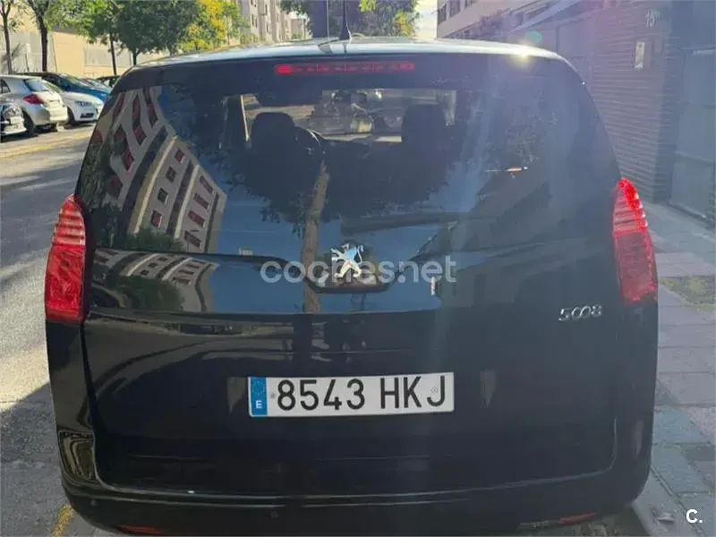 Usado Peugeot 5008 Active 112 CV (82 kW) 2012 Negro Monovolumen