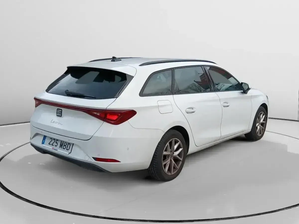 Usado Seat Leon Style 115 CV (84 kW) 2022 Blanco Familiar