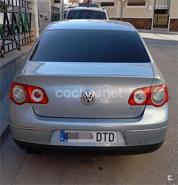 Usado VW Passat Highline 140 CV (102 kW) 2005 Gris / plata Berlina
