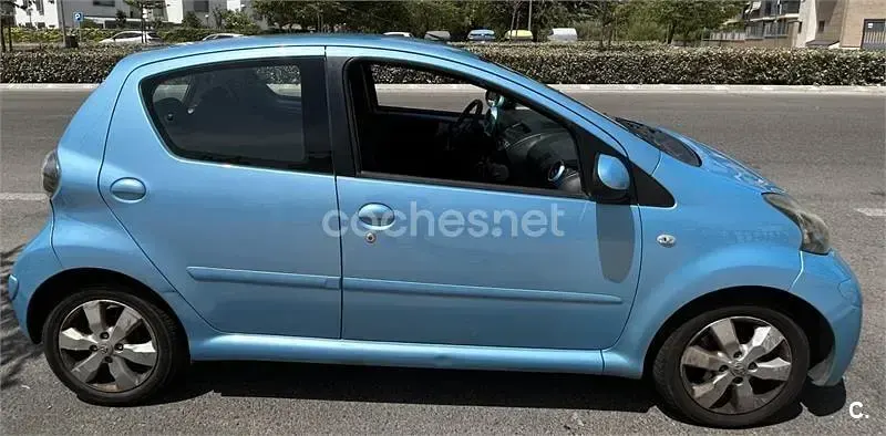 Usado Toyota Aygo City 68 CV (50 kW) 2013 Azul Utilitario