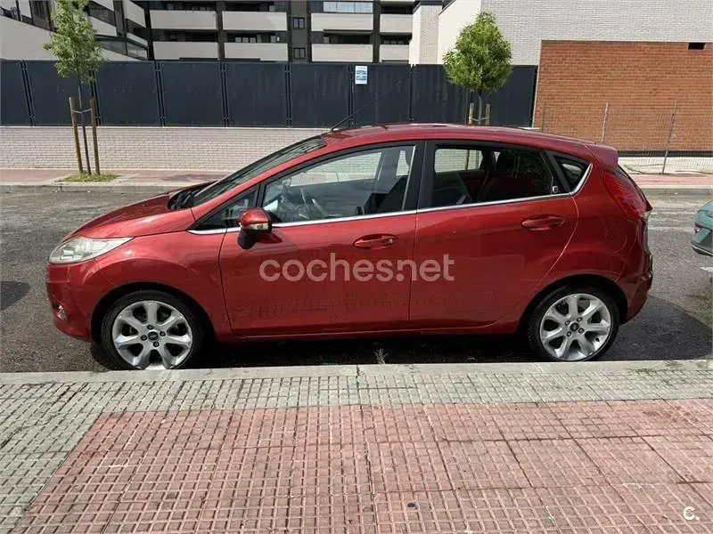 Usado Ford Fiesta Ghia 80 CV (58 kW) 2008 Rojo Utilitario