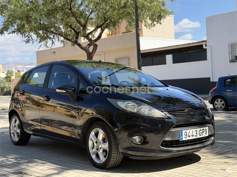 Negro Usado 2009 Ford Fiesta Ambiente Utilitario | 3900 € (Precio justo) - Imagen 1/4