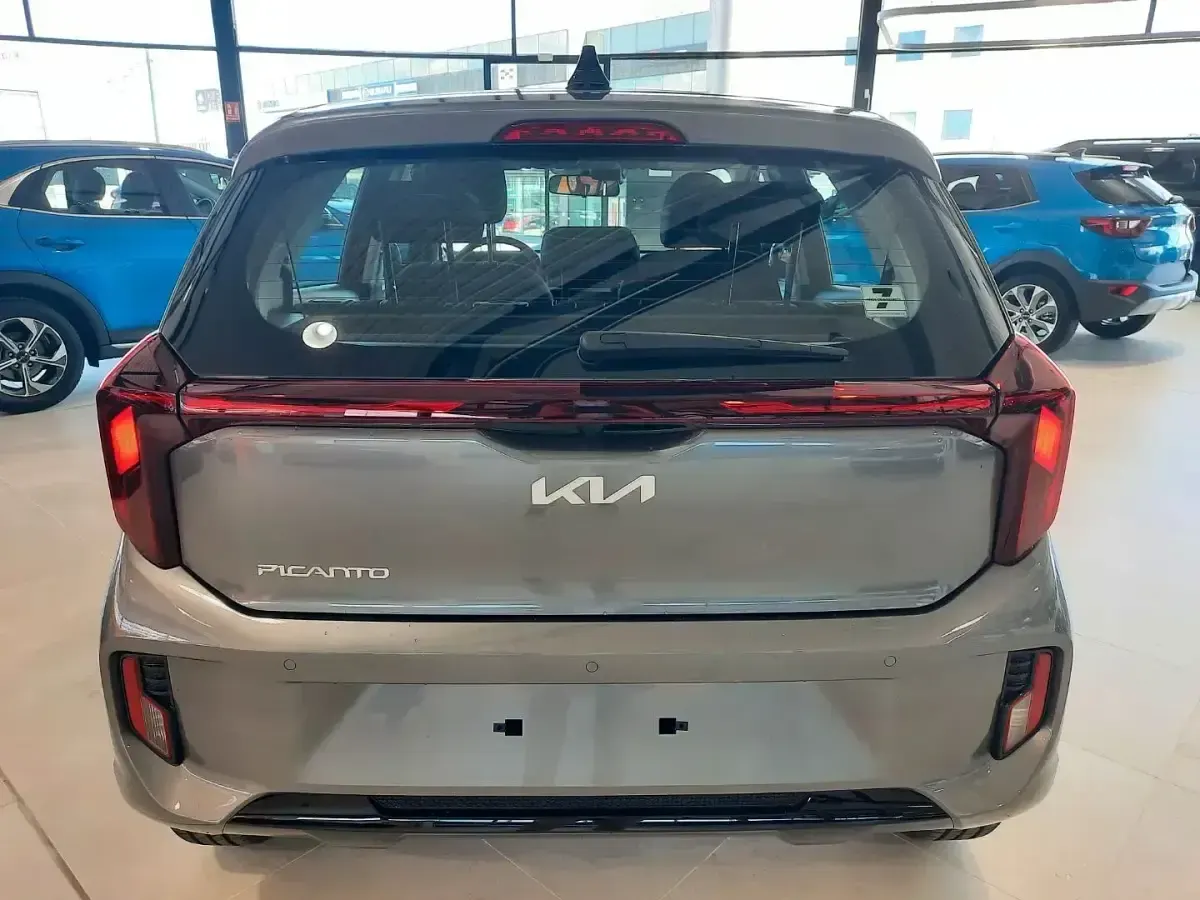 Usado Kia Picanto 63 CV (46 kW) 2024 Gris Utilitario