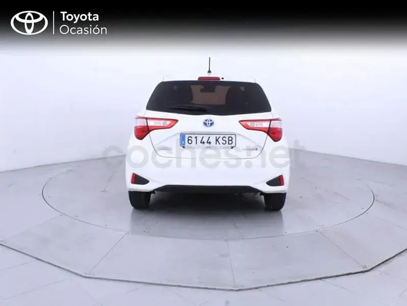 Usado Toyota Yaris Hybrid Active 100 CV (73 kW) 2019 Blanco Berlina