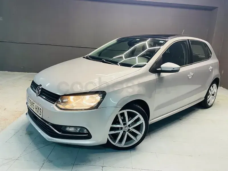 Usado VW Polo Sportline 90 CV (66 kW) 2014 Gris / plata Berlina
