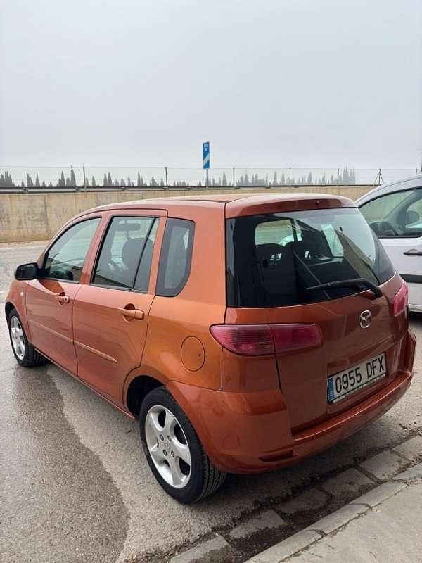 Usado Mazda 2 82 CV (60 kW) 2005 Naranja Utilitario