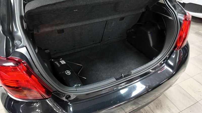 Usado Toyota Yaris Hybrid Advance 99 CV (72 kW) 2017 Negro Utilitario