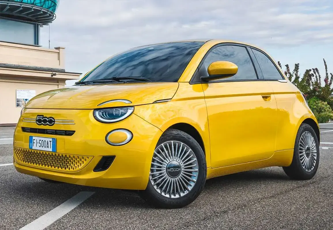 Usado Fiat 500 71 CV (52 kW) 2023 Gris Utilitario