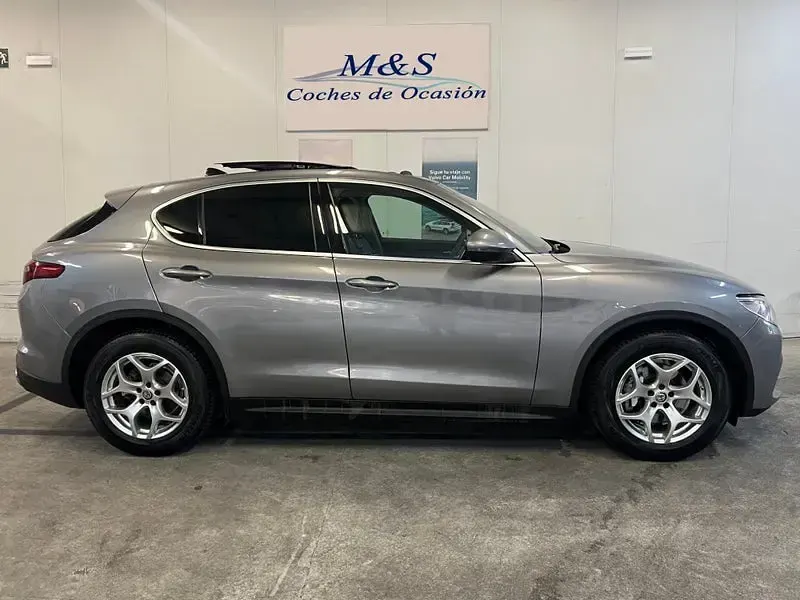Usado Alfa Romeo Stelvio 190 CV (139 kW) 2020 Gris / plata SUV