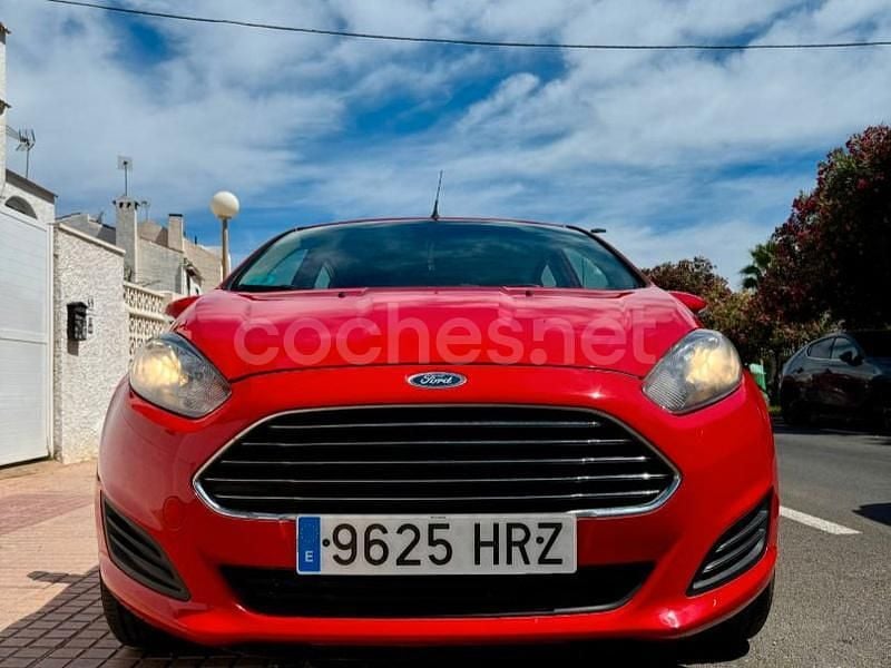 Rojo Usado 2013 Ford Fiesta Trend Berlina | 5777 € (Precio justo) - Imagen 1/4