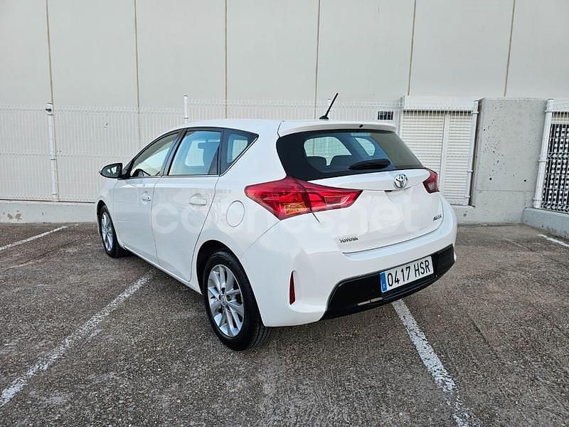 Usado Toyota Auris Active 90 CV (66 kW) 2013 Blanco Berlina