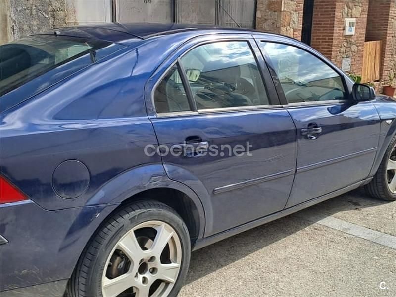 Usado Ford Mondeo Trend 115 CV (84 kW) 2004 Azul Berlina