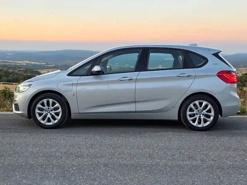 Usado BMW 225 Active Tourer iPerformance 224 CV (164 kW) 2017 Gris / plata Monovolumen