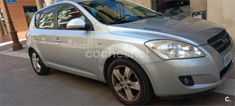 Gris / plata Usado 2008 Kia Ceed Active Berlina | 2900 € - Imagen 1/4