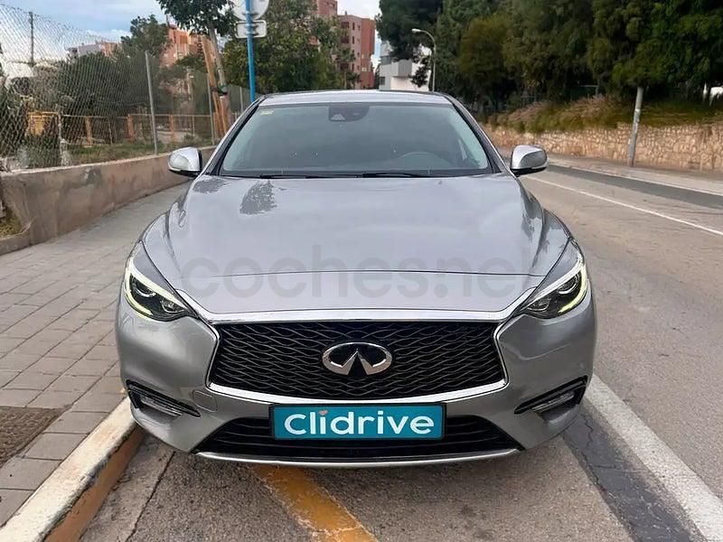 Usado Infiniti Q30 Premium 109 CV (80 kW) 2016 Gris / plata Berlina