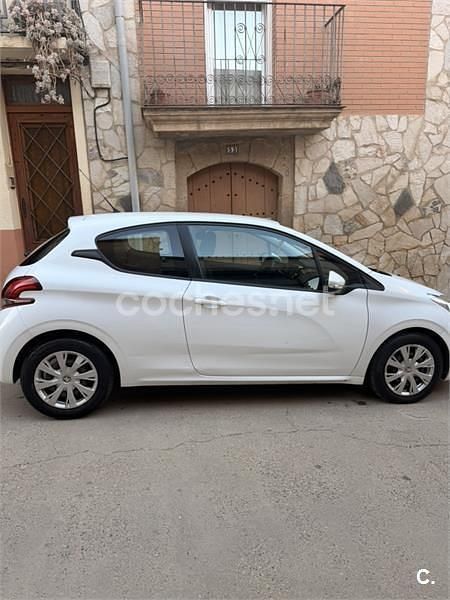 Blanco Usado 2015 Peugeot 208 Active Utilitario | 7500 € (Precio justo) - Imagen 1/4