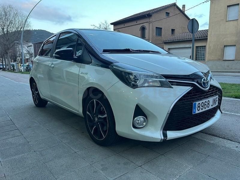 Usado Toyota Yaris Hybrid 100 CV (73 kW) 2016 Blanco Berlina