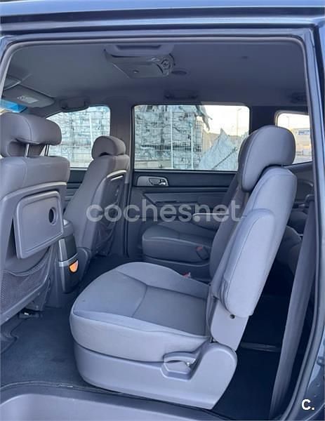 Usado Ssangyong (KGM) Rodius Limited 155 CV (114 kW) 2014 Gris / plata Monovolumen