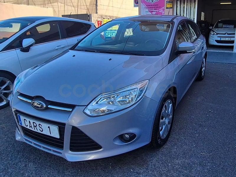 Usado Ford Focus Trend 100 CV (73 kW) 2011 Gris / plata Berlina