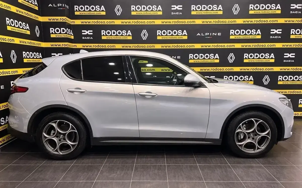 Usado Alfa Romeo Stelvio Sprint 190 CV (139 kW) 2022 Gris SUV