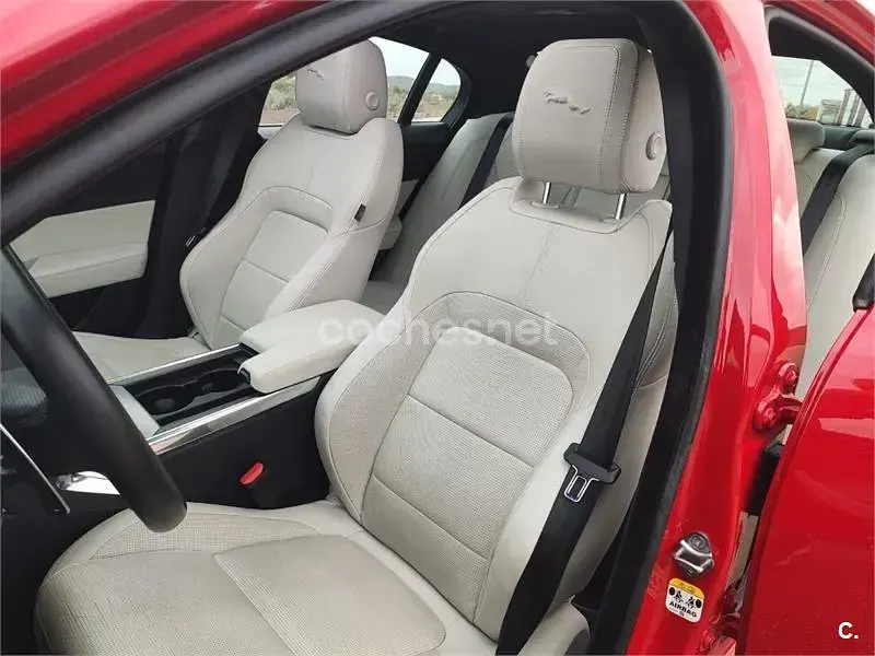 Usado Jaguar XE R-Dynamic 250 HP (183 kW) 2021 Vermelho Sedan