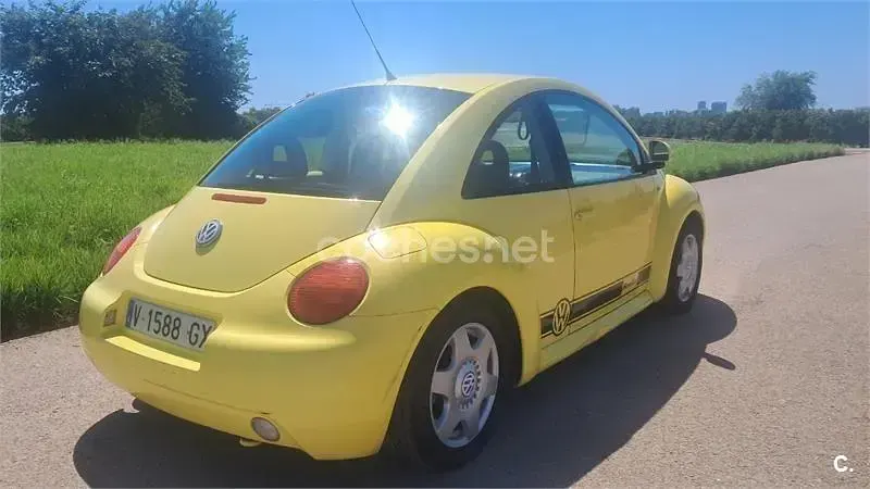 Usado VW New Beetle 90 CV (66 kW) 1999 Amarillo Utilitario