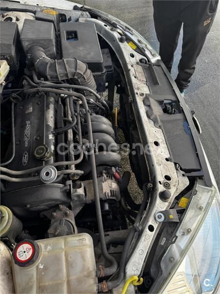 Blanco Usado 2001 Ford Focus Trend Berlina | 1800 € - Imagen 1/4