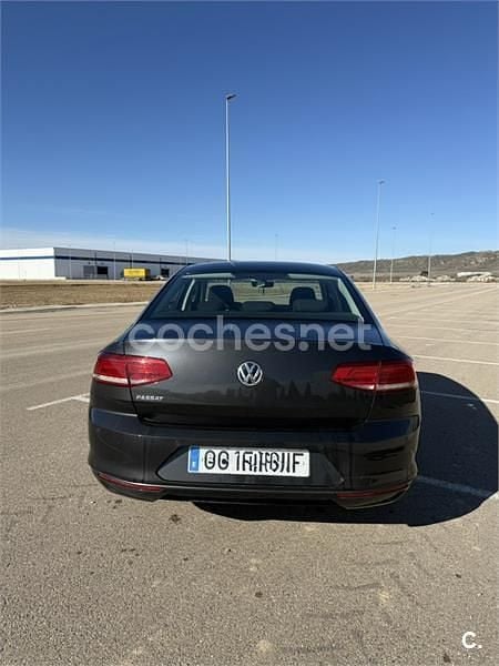 Usado VW Passat Advance 120 CV (88 kW) 2018 Negro Berlina