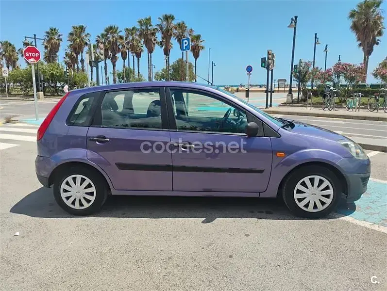 Usado Ford Fiesta 70 CV (51 kW) 2006 Violeta / lila Utilitario