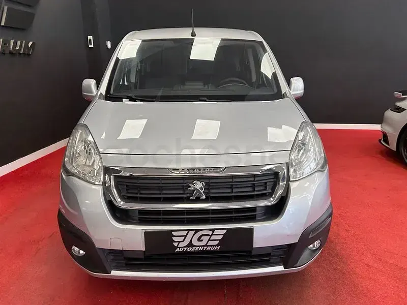 Usado Peugeot Partner Tepee Active 100 CV (73 kW) 2017 Gris / plata Monovolumen