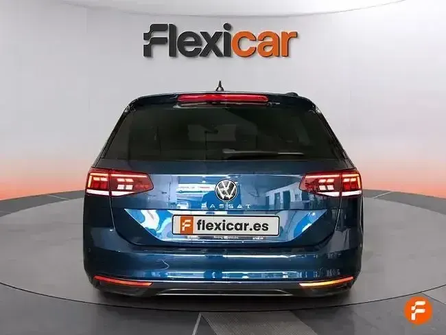 Usado VW Passat 122 CV (89 kW) 2023 Azul Familiar