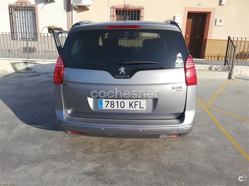 Usado Peugeot 5008 Style 115 HP (84 kW) 2014 Cinzento Monovolume