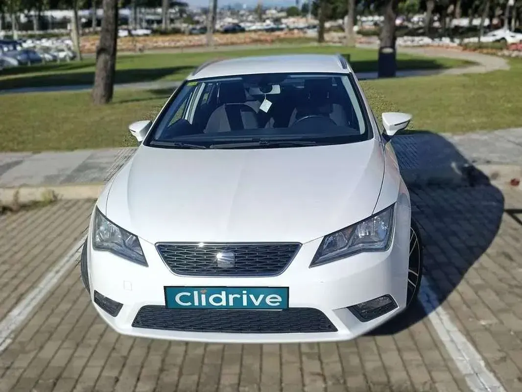 Usado Seat Leon ST Style 150 CV (110 kW) 2015 Blanco Familiar