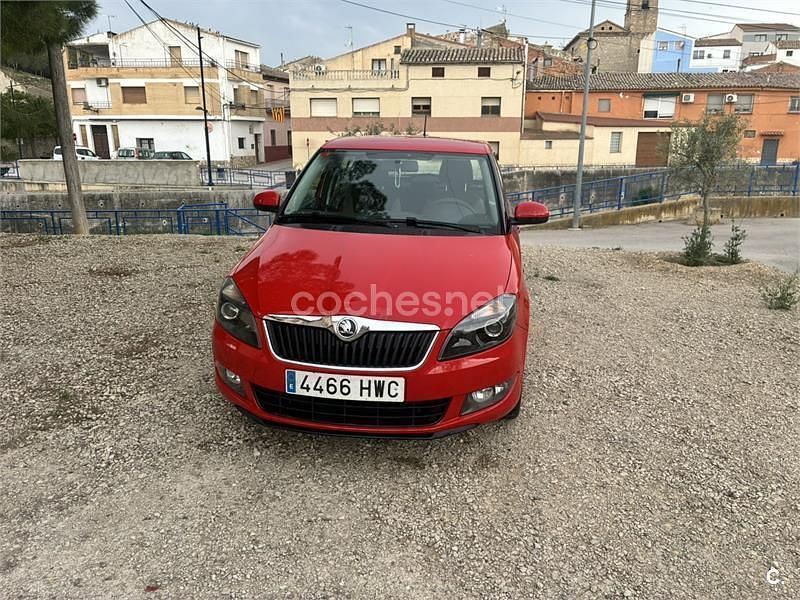 Usado Skoda Fabia Active 60 CV (44 kW) 2014 Rojo Berlina