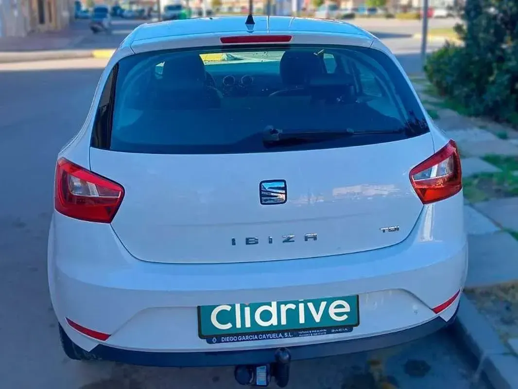 Usado Seat Ibiza CONNECT 105 CV (77 kW) 2015 Blanco Berlina