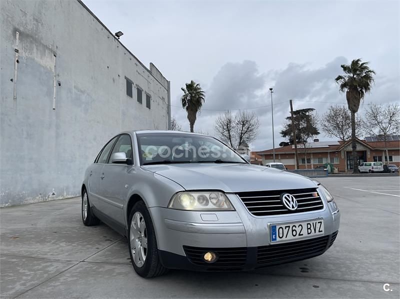 Gris / plata Usado 2002 VW Passat Highline Berlina | 2750 € (Precio justo) - Imagen 1/4