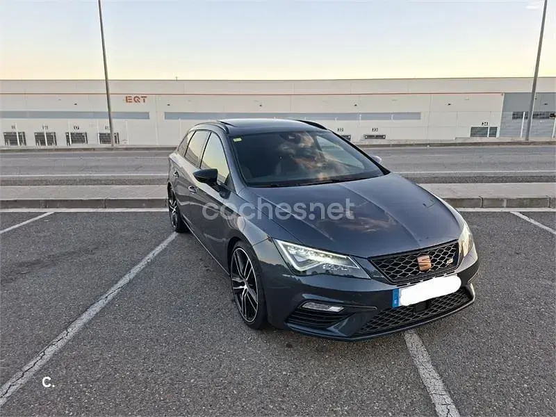 Usado Seat Leon ST 4Drive 300 CV (220 kW) 2020 Gris / plata Familiar