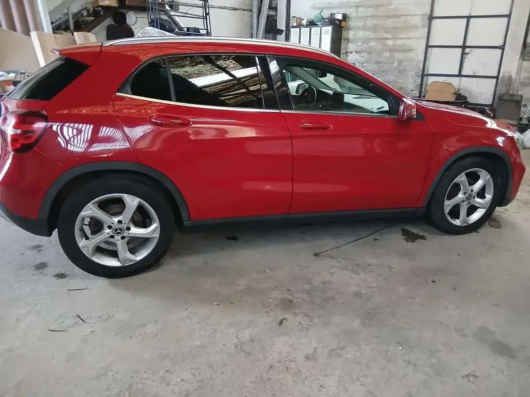 Usado Mercedes GLA180 122 CV (89 kW) 2019 Rojo SUV