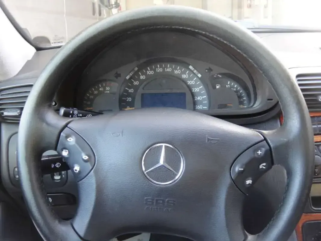 Usado Mercedes C220 Classic 143 CV (105 kW) 2000 Gris Berlina