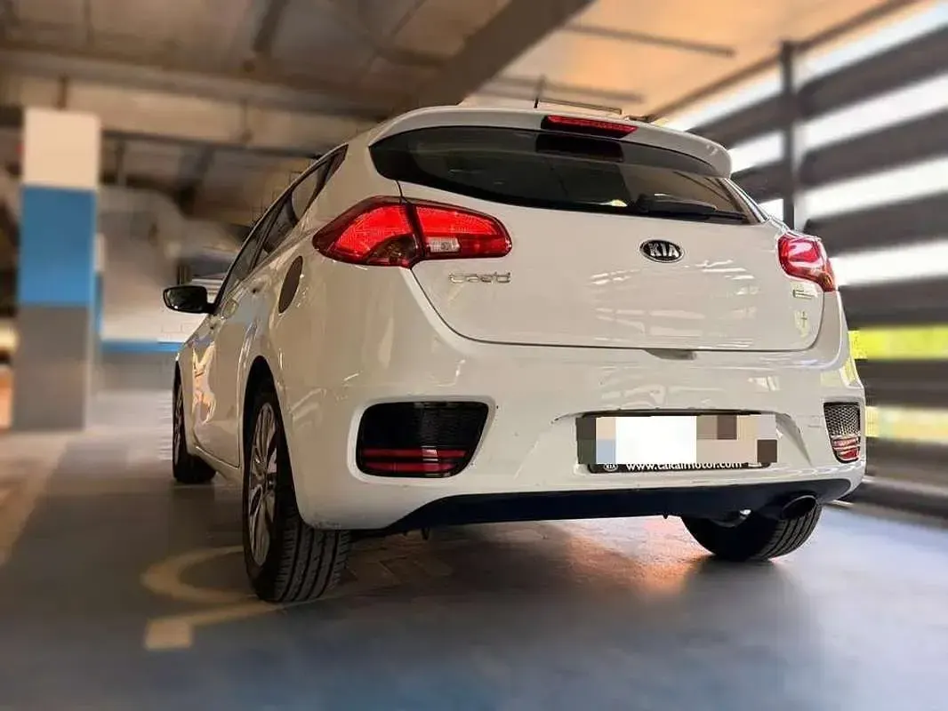Usado Kia Ceed Plus 101 CV (74 kW) 2018 Blanco Utilitario