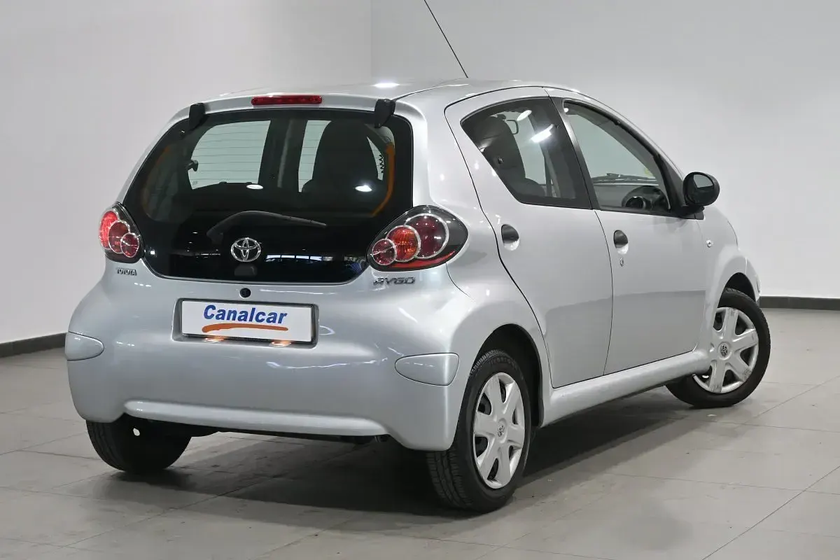 Usado Toyota Aygo Live 68 CV (50 kW) 2009 Gris Utilitario