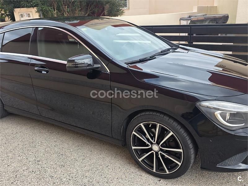 Usado Mercedes CLA180 Shooting Brake 122 CV (89 kW) 2015 Negro Familiar