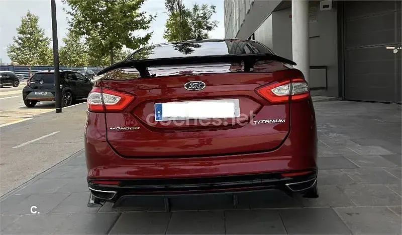 Usado Ford Mondeo Titanium 180 CV (132 kW) 2015 Granate Berlina