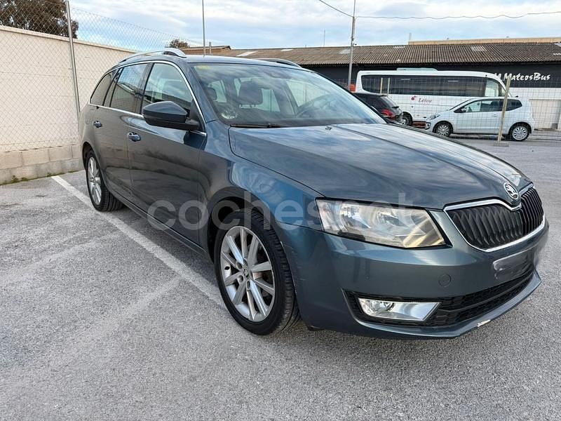 Gris / plata Usado 2014 Skoda Octavia Ambition Berlina | 5990 € (Precio justo) - Imagen 1/4