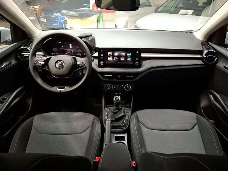 Usado Skoda Fabia Selection 95 CV (69 kW) 2025 Plateado Utilitario